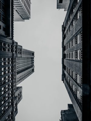 都市爱情剧封面，现代城市背景，男女主角对视场景，清新明亮色调